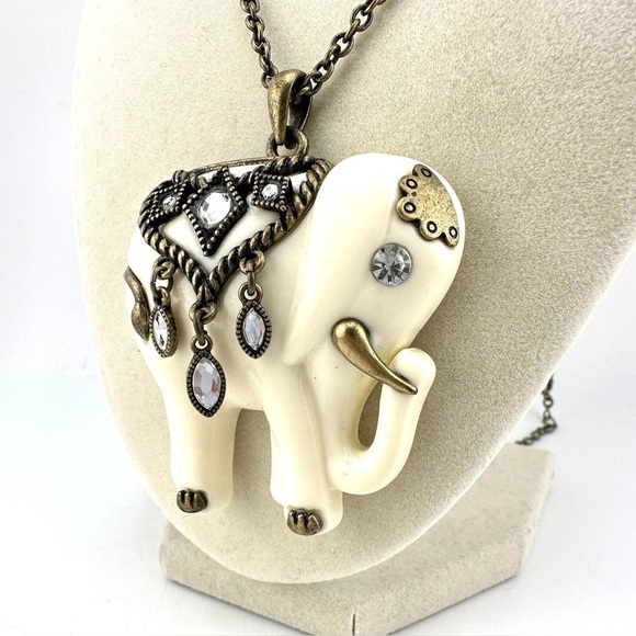 Jewelry - Elegant Cream Elephant Pendant Necklace